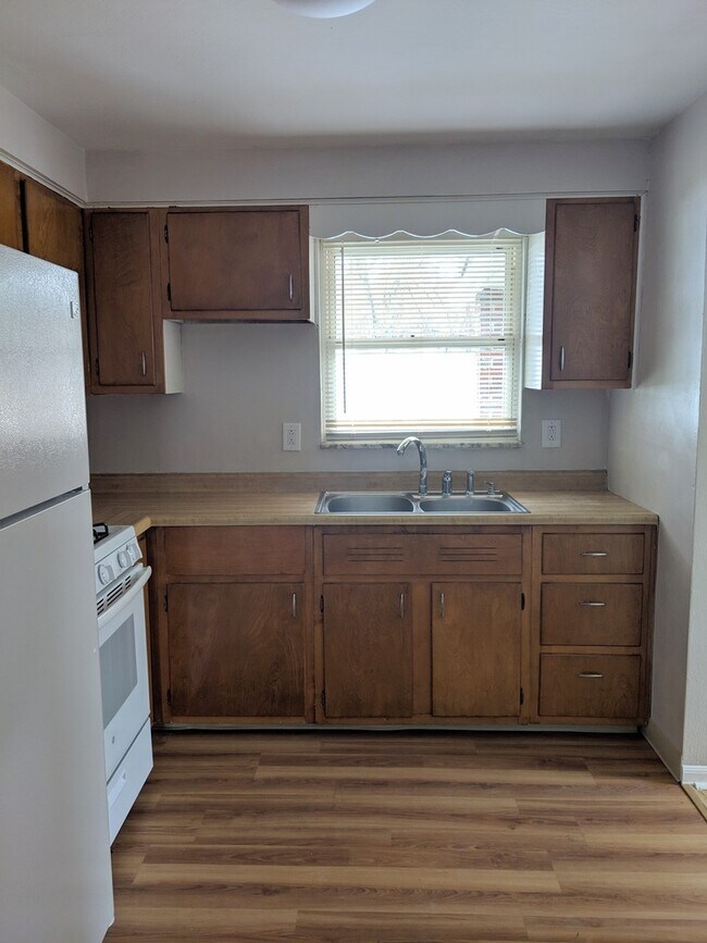 Building Photo - Beautifully Kept 4 Bedroom House next to U...
