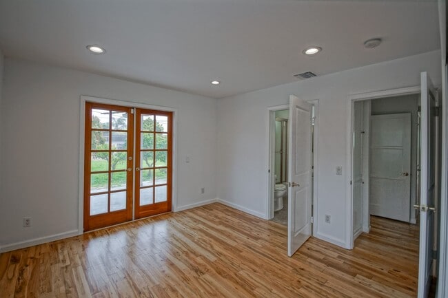 Building Photo - REMODELED, BRIGHT & SPACIOUS, 2-STORY HOME...