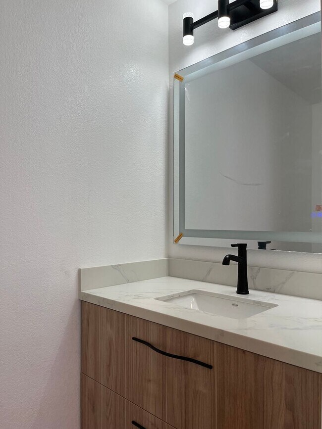 Building Photo - Remodeled Townhome in the Heart of Cupertino!