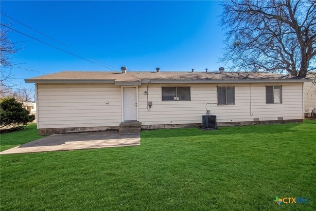 Building Photo - 2609 Live Oak Dr