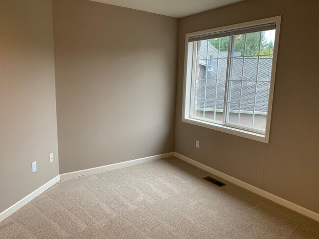 Building Photo - Location location 4 bedroom, 2.5 bath in t...