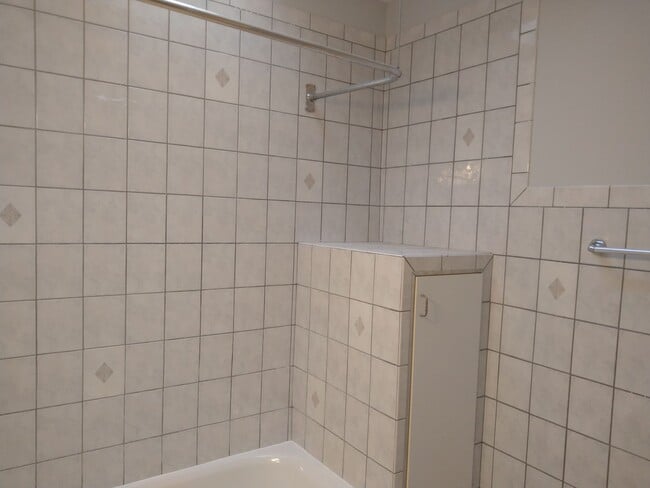 Building Photo - Nice Newly Remodeled 2Br, 1Bth, 2nd Floor -parking included