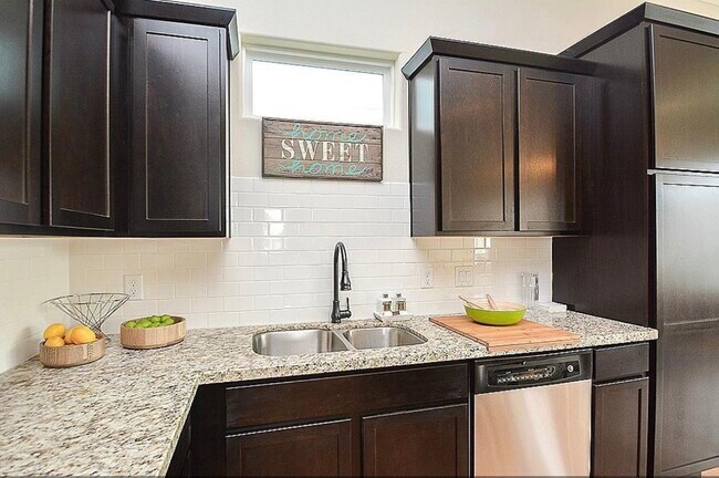 Building Photo - 1548 W 23rd St