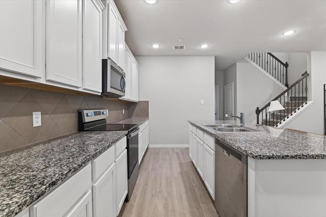 Building Photo - 2200 Davenport Dr