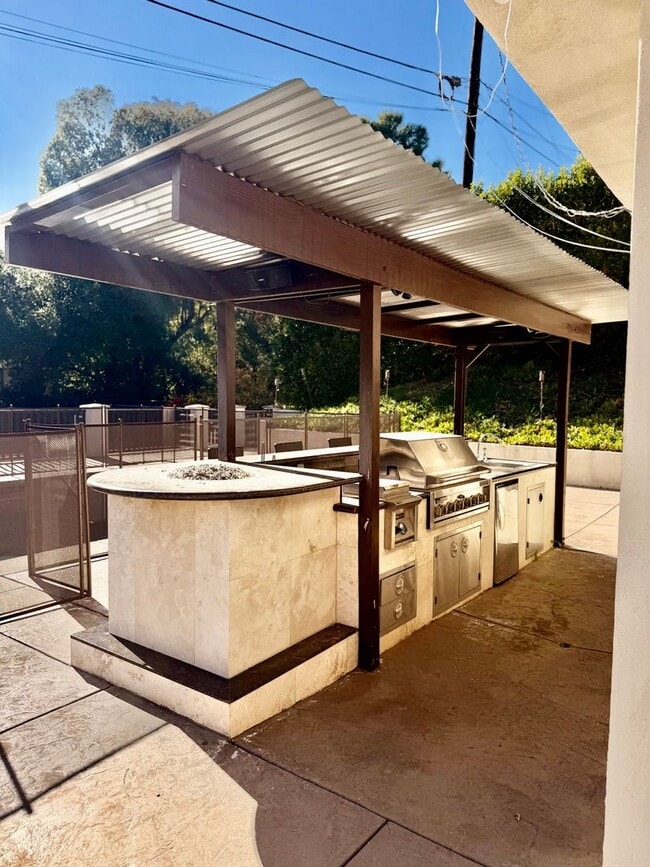 Building Photo - Gorgeous Tarzana Home