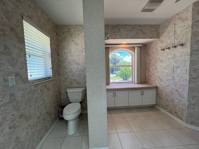 Building Photo - FURNISHED SHORT TERM RENTAL - 3 Bed / 2 Ba...