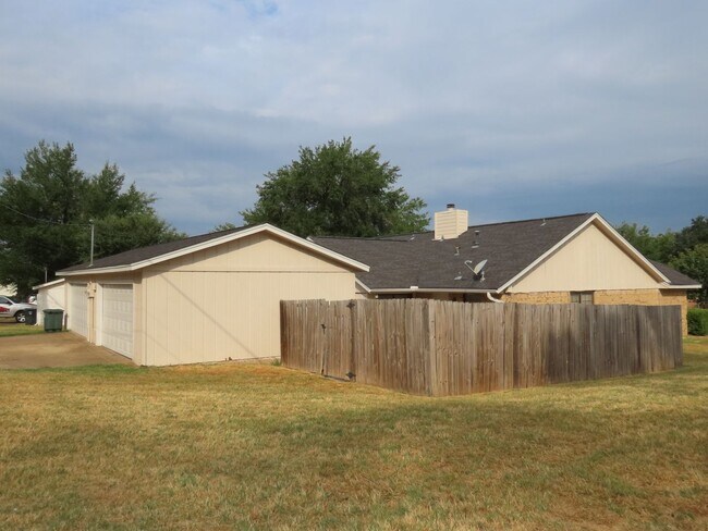 Building Photo - Near UT Tyler! 2 Bedroom, 2 Bath Duplex w/Garage
