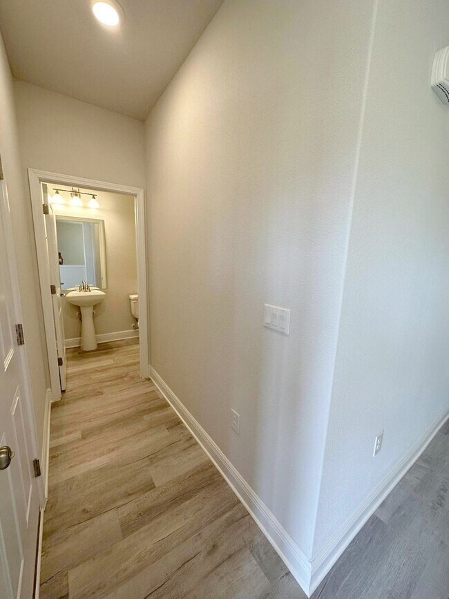 Building Photo - Spacious 5-Bedroom with Community pool in Crestview!