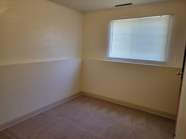 Building Photo - 4 Bed Home Available Now!