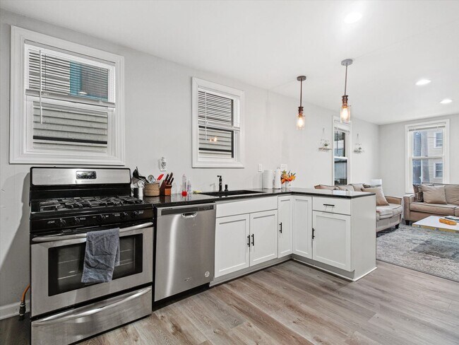 Building Photo - Updated 3 Bed / 1 Bath Duplex — Lower East...