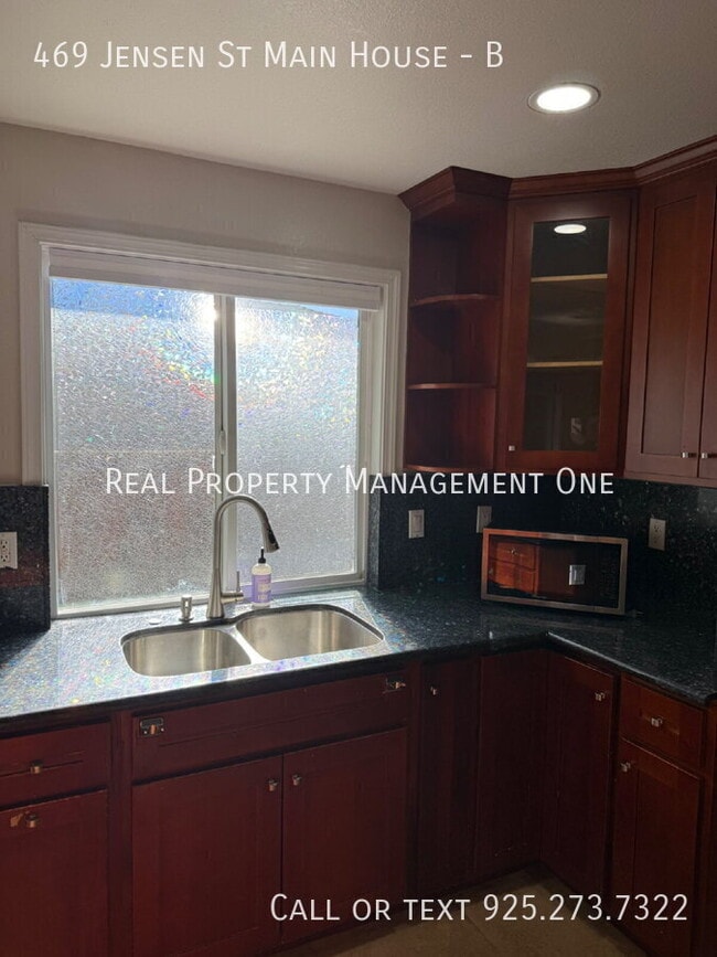 Building Photo - 469 Jensen St