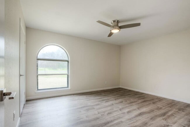 Building Photo - 2503 Versailles Dr