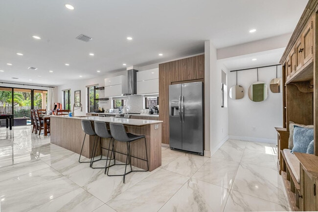 Building Photo - 826 SW 14th Ct