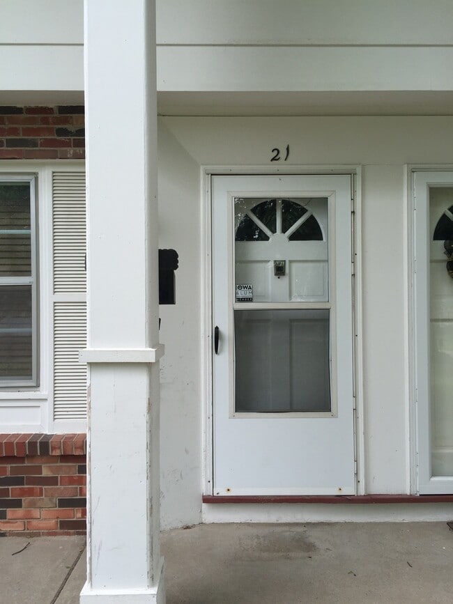 Building Photo - Gorgeous 2 Bedroom, 1.25 Bath Townhouse near UIHC