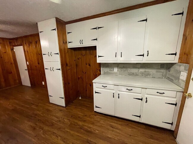 Building Photo - 3 bedroom 1.5 bath house available!   Large yard!