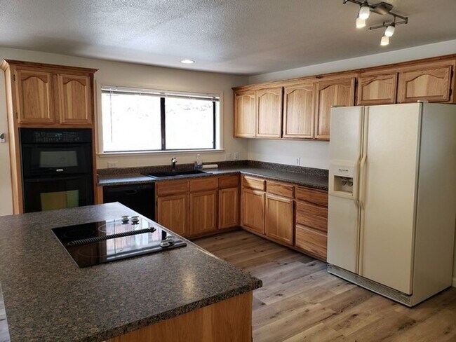 Building Photo - Three Bedroom Home in Midtown District