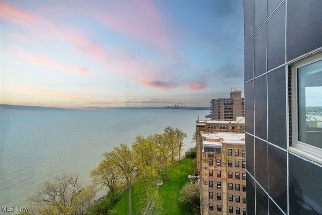 Building Photo - 12520 Edgewater Dr