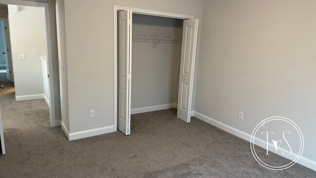 Building Photo - WINTER MOVE-IN SPECIAL: $500 OFF 1ST MONTH'S RENT!**