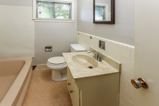 Building Photo - 3 Bedroom Jackson Home