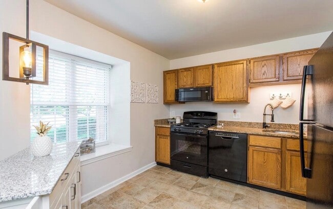 Building Photo - Beautiful updated 3-bedroom 1.5 bath townh...
