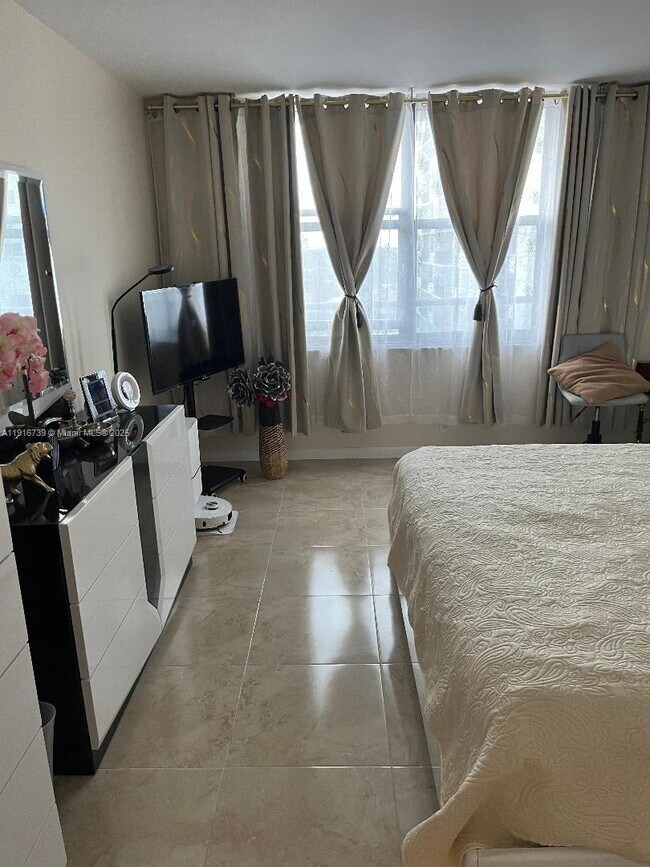 Building Photo - 2301 S Ocean Dr