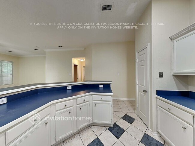 Building Photo - 8280 Edgewater Dr