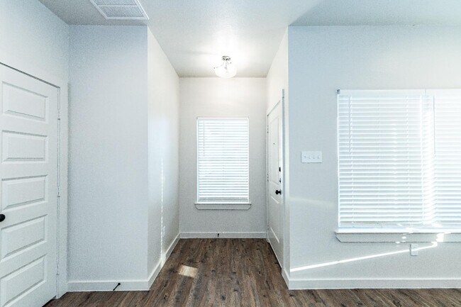 Building Photo - 1006 N 7th St