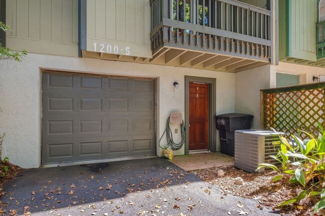 Building Photo - Townhome with Garage Near the Parkway