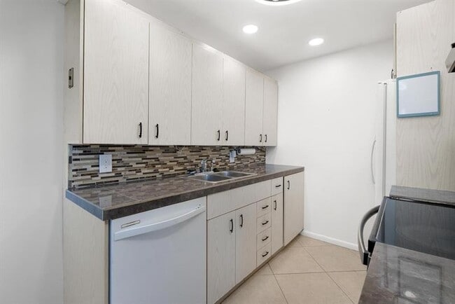 Building Photo - 1056 Exeter