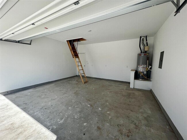 Building Photo - 2400 Fullmoon Dr