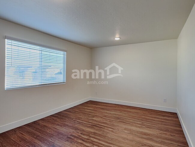 Building Photo - 901 N Barkvine Ave