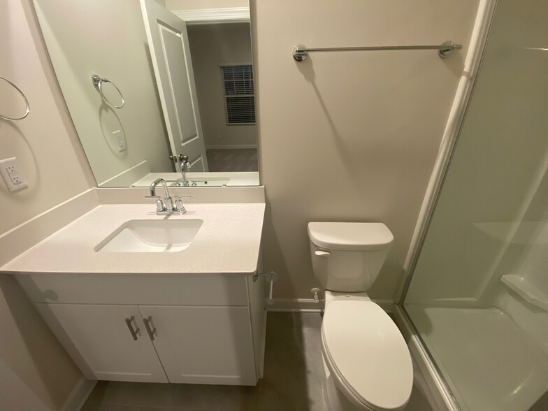 Building Photo - Room in Townhome on Memorial Pkwy