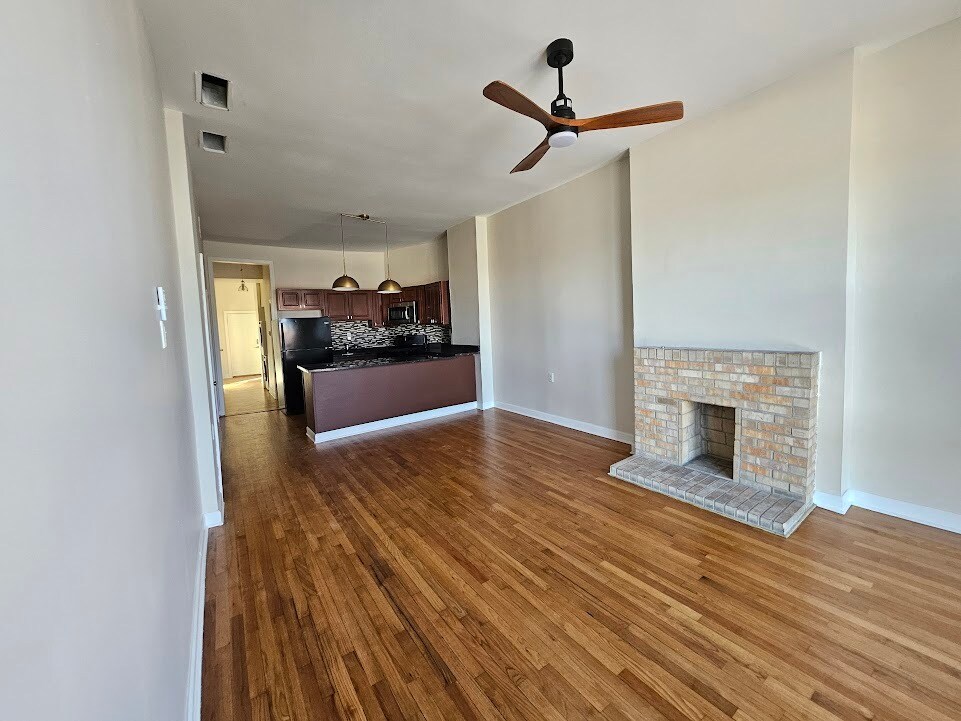 Living Room - 2417 W Warren Blvd