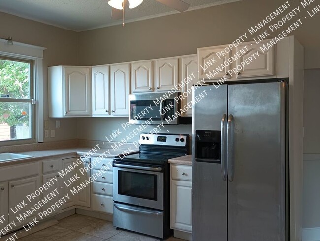 Building Photo - Beautiful & Spacious 4 Bedroom 2 Full Bath...