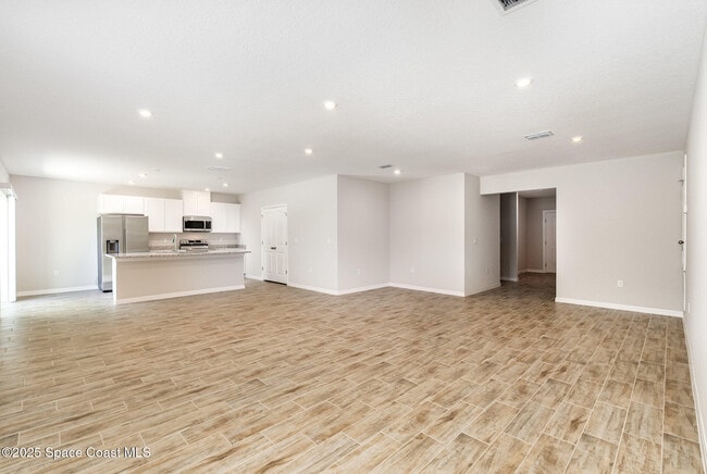 Building Photo - 6360 Lookout Dr