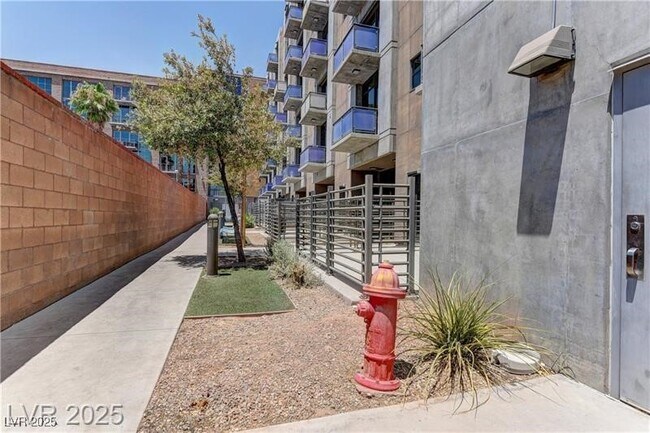 Building Photo - 353 E Bonneville Ave