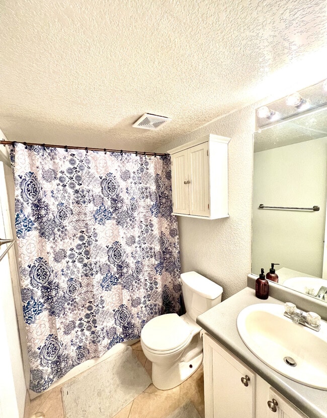 Building Photo - 3234 W Girard Ave