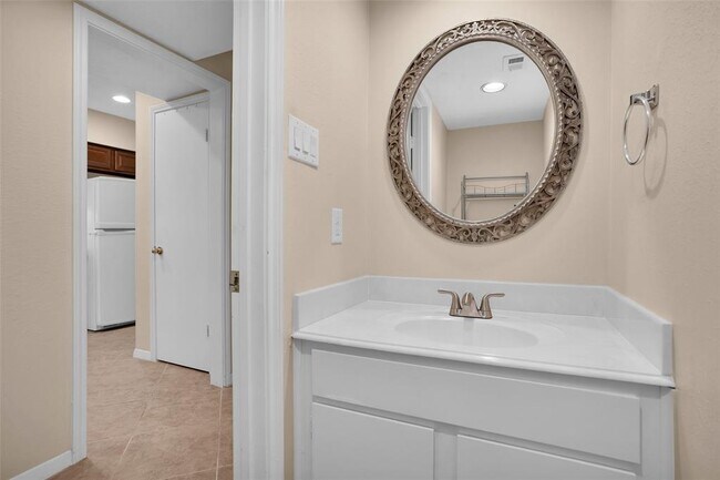 Building Photo - 938 Memorial Village Dr