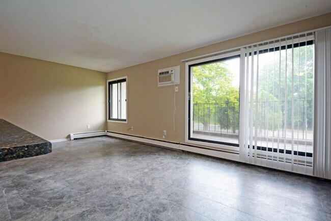 Building Photo - Spacious 3-Bed 1-Bath Condo For Rent in Ea...