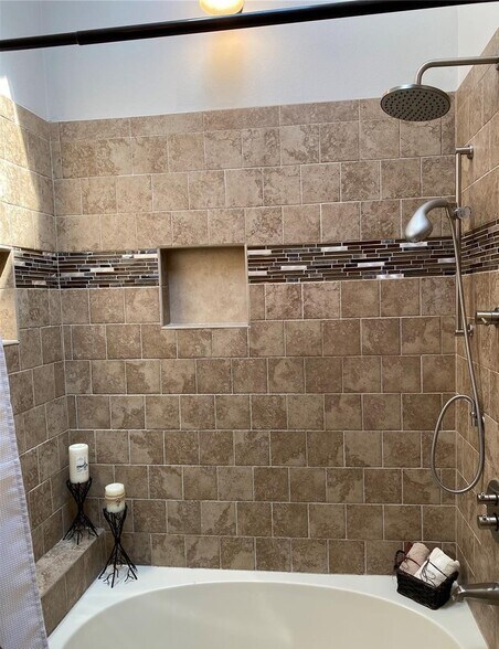 master shower and tub (upstairs) - 4226 S Granby St