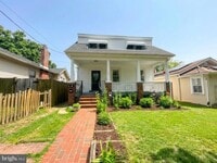 Building Photo - 209 4th Ave