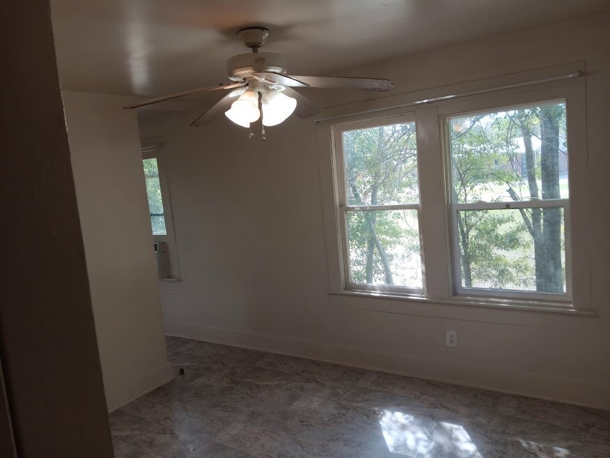 Building Photo - 112 E Nelson St