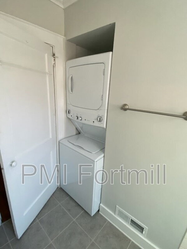 Building Photo - 465 Arch Dr