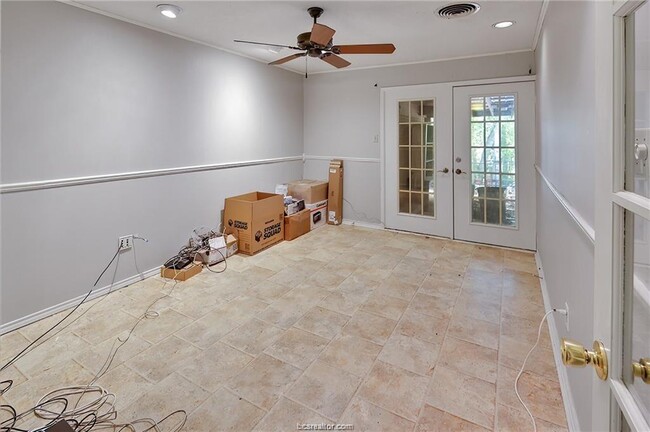 Building Photo - 305 W Brookside Dr