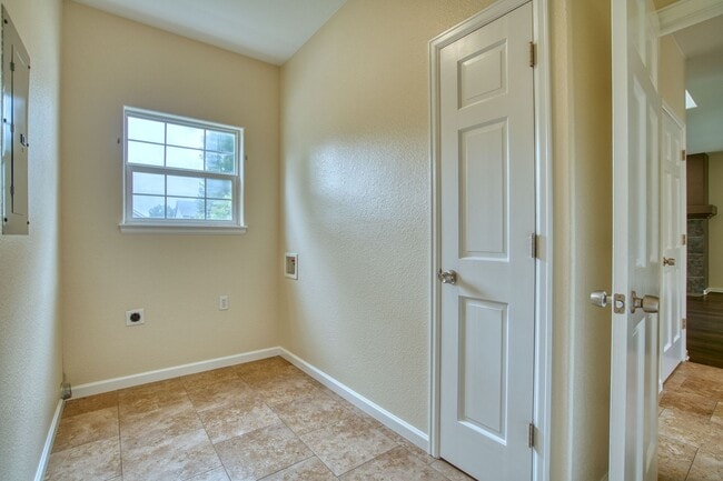 Building Photo - Charming Mill Village 3Bed/3Bath Home with...