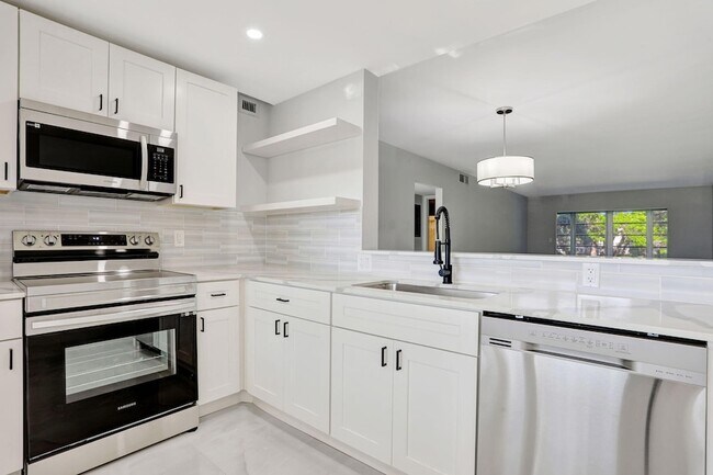Building Photo - 2202 Lucaya Bend