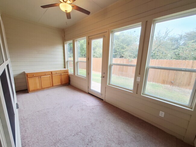 Building Photo - 4562 Katherine Dr