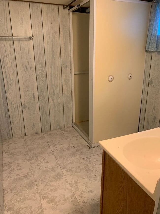 Building Photo - 3 bedroom, 1.5 Bath Home located near Skyv...