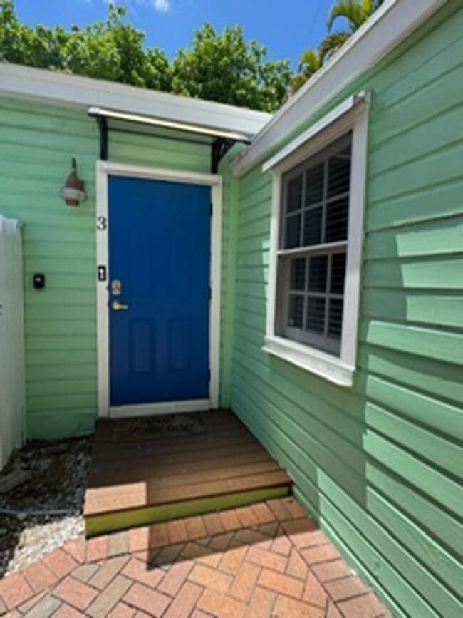 Building Photo - Old Town Cottage Ready for Move In!