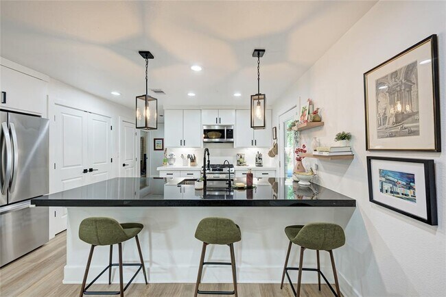 Building Photo - 1607 Sweetbriar Ave